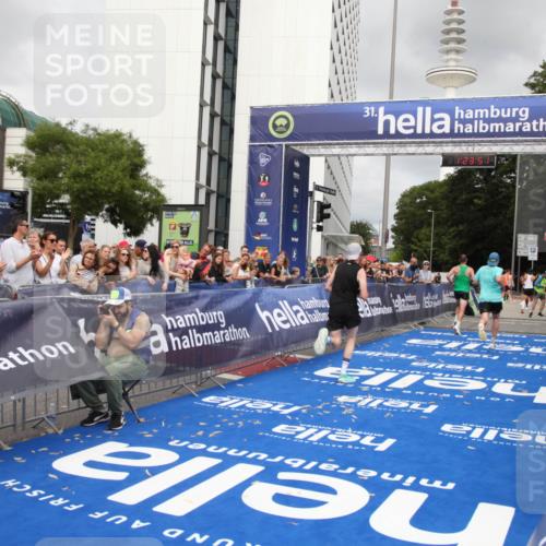 29.06.2025 - hella hamburg halbmarathon Michael Strokosch http://msf.ph/oto/8158349 29.06.2025 10:23:54 Ziel 6699, 7963, 9447, 10780, 12360 meine-sportfotos.de
