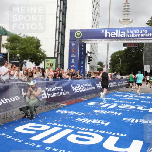 29.06.2025 - hella hamburg halbmarathon Michael Strokosch http://msf.ph/oto/8158356 29.06.2025 10:23:55 Ziel 6699, 7963, 9447, 10780, 12360 meine-sportfotos.de