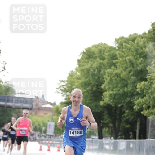29.06.2025 - hella hamburg halbmarathon Jannik Wohlers http://msf.ph/oto/8158376 29.06.2025 09:38:49 Lombardsbrücke 14188, 16529, 19072 meine-sportfotos.de