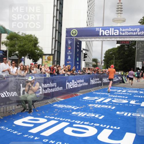 29.06.2025 - hella hamburg halbmarathon Michael Strokosch http://msf.ph/oto/8158445 29.06.2025 10:24:04 Ziel 11194, 13440, 14753 meine-sportfotos.de
