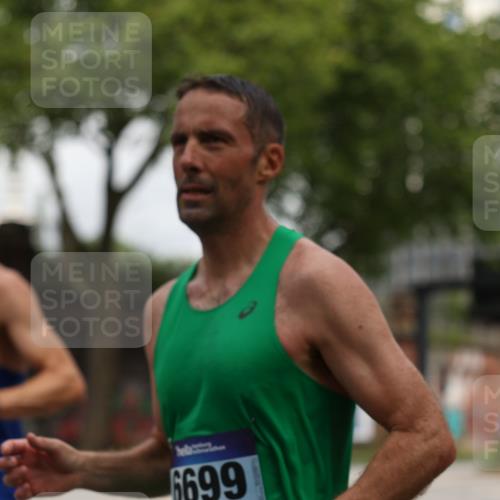 29.06.2025 - hella hamburg halbmarathon Yannick Fuchs http://msf.ph/oto/8158524 29.06.2025 10:19:09 20KM 5301, 6699, 6816, 7963, 9385, 9447, 10234, 10780, 11194, 12360, 13440, 19078 meine-sportfotos.de