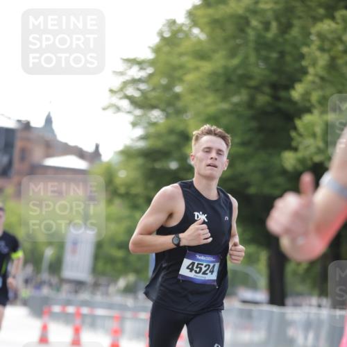 29.06.2025 - hella hamburg halbmarathon Jannik Wohlers http://msf.ph/oto/8158540 29.06.2025 09:38:53 Lombardsbrücke 4524, 14188, 16529, 18694, 19072 meine-sportfotos.de