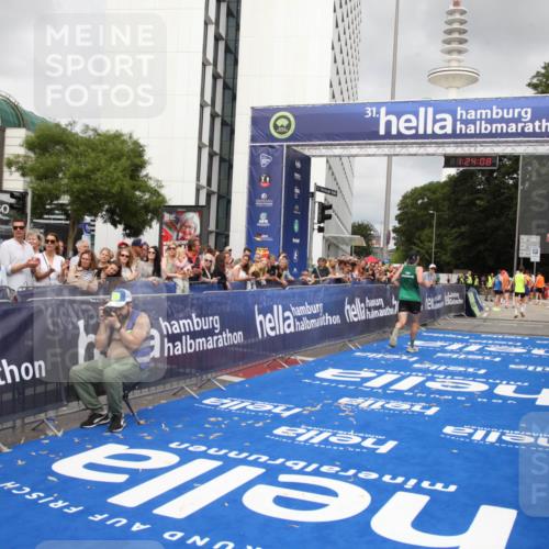 29.06.2025 - hella hamburg halbmarathon Michael Strokosch http://msf.ph/oto/8158545 29.06.2025 10:24:12 Ziel 7331, 9269, 10234, 17614, 18569, 19041 meine-sportfotos.de