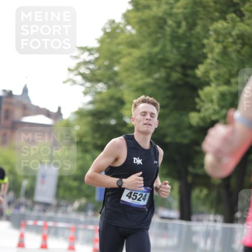 29.06.2025 - hella hamburg halbmarathon Jannik Wohlers http://msf.ph/oto/8158548 29.06.2025 09:38:53 Lombardsbrücke 4524, 14188, 16529, 18694, 19072 meine-sportfotos.de