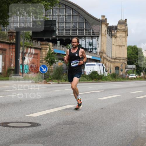 29.06.2025 - hella hamburg halbmarathon Yannick Fuchs http://msf.ph/oto/8158554 29.06.2025 10:19:10 20KM 5301, 6699, 6816, 7963, 9385, 9447, 10234, 10780, 11194, 12360, 13440, 19078 meine-sportfotos.de
