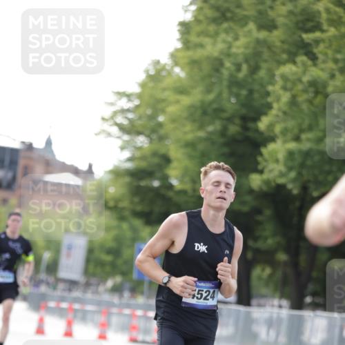 29.06.2025 - hella hamburg halbmarathon Jannik Wohlers http://msf.ph/oto/8158564 29.06.2025 09:38:53 Lombardsbrücke 4524, 14188, 16529, 18694, 19072 meine-sportfotos.de