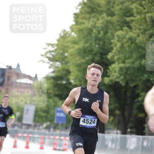 29.06.2025 - hella hamburg halbmarathon Jannik Wohlers http://msf.ph/oto/8158576 29.06.2025 09:38:53 Lombardsbrücke 4524, 14188, 16529, 18694, 19072 meine-sportfotos.de