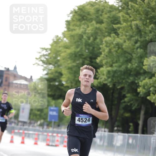 29.06.2025 - hella hamburg halbmarathon Jannik Wohlers http://msf.ph/oto/8158592 29.06.2025 09:38:53 Lombardsbrücke 4524, 14188, 16529, 18694, 19072 meine-sportfotos.de