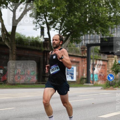 29.06.2025 - hella hamburg halbmarathon Yannick Fuchs http://msf.ph/oto/8158597 29.06.2025 10:19:11 20KM 5301, 6699, 6816, 7963, 9385, 10234, 10780, 11194, 12360, 13440, 14753, 19078 meine-sportfotos.de