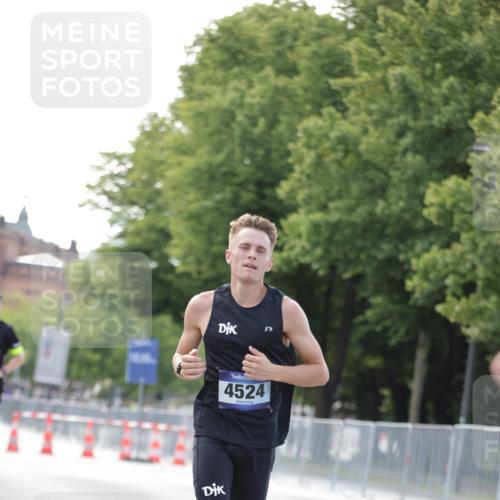 29.06.2025 - hella hamburg halbmarathon Jannik Wohlers http://msf.ph/oto/8158603 29.06.2025 09:38:53 Lombardsbrücke 4524, 14188, 16529, 18694, 19072 meine-sportfotos.de