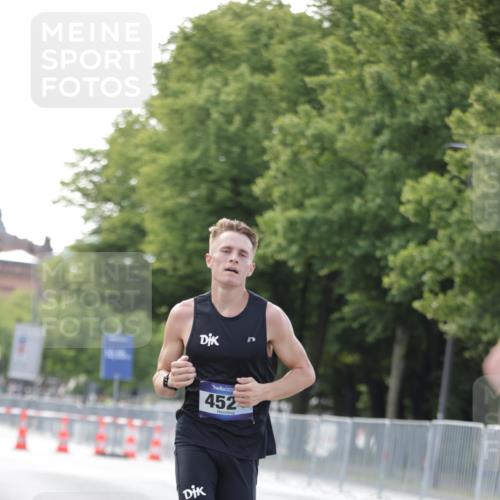 29.06.2025 - hella hamburg halbmarathon Jannik Wohlers http://msf.ph/oto/8158611 29.06.2025 09:38:53 Lombardsbrücke 4524, 14188, 16529, 18694, 19072 meine-sportfotos.de