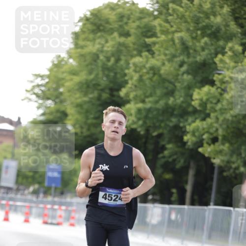 29.06.2025 - hella hamburg halbmarathon Jannik Wohlers http://msf.ph/oto/8158619 29.06.2025 09:38:53 Lombardsbrücke 4524, 14188, 16529, 18694, 19072 meine-sportfotos.de