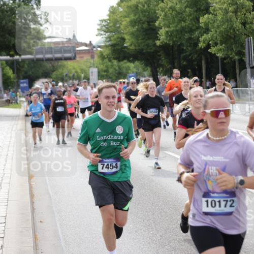 29.06.2025 - hella hamburg halbmarathon Jannik Wohlers http://msf.ph/oto/8158665 29.06.2025 10:18:11 Lombardsbrücke 1234, 1820, 2703, 3202, 3529, 4123, 4383, 4802, 5049, 5910, 6332, 6533, 7160, 7214, 7454, 8341, 8665, 9222, 9276, 9505, 9586, 9658, 9748, 10172, 10502, 10659, 10687, 10856, 11020, 12541, 12548, 12552, 12703, 12847, 13193, 13341, 13933, 14023, 14247, 14332, 14627, 14760, 14770, 14967, 15138, 15208, 15393, 15402, 15436, 15749, 16209, 16451, 16828, 17048, 17283, 17567, 18246, 18336, 18456, 18697, 18807, 18825 meine-sportfotos.de
