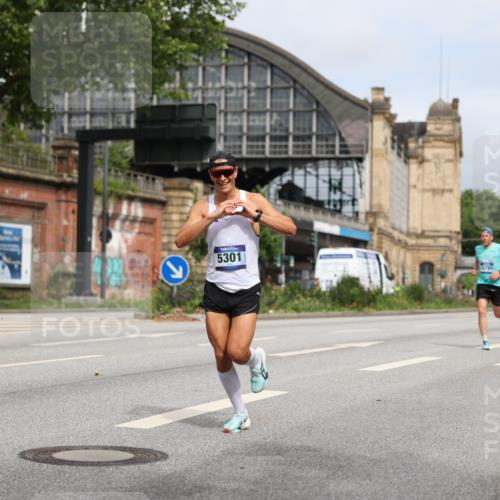 29.06.2025 - hella hamburg halbmarathon Yannick Fuchs http://msf.ph/oto/8158695 29.06.2025 10:19:18 20KM 2459, 5301, 6816, 7331, 7963, 9269, 10234, 10780, 11194, 12360, 13440, 14753, 17614, 18569, 19041 meine-sportfotos.de
