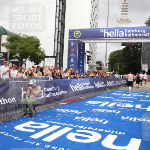 29.06.2025 - hella hamburg halbmarathon Michael Strokosch http://msf.ph/oto/8158737 29.06.2025 10:24:19 Ziel 5612, 6816, 7331, 18569 meine-sportfotos.de