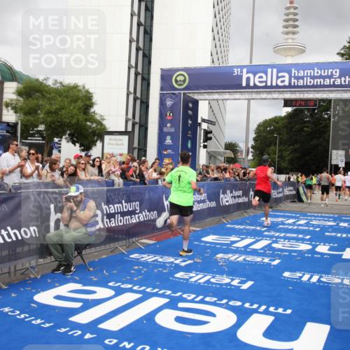 29.06.2025 - hella hamburg halbmarathon Michael Strokosch http://msf.ph/oto/8158748 29.06.2025 10:24:22 Ziel 5612, 6816, 18695 meine-sportfotos.de
