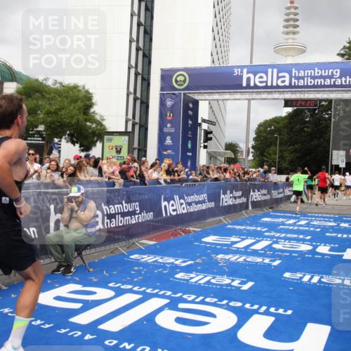 29.06.2025 - hella hamburg halbmarathon Michael Strokosch http://msf.ph/oto/8158787 29.06.2025 10:24:24 Ziel 5612, 6816, 18695 meine-sportfotos.de