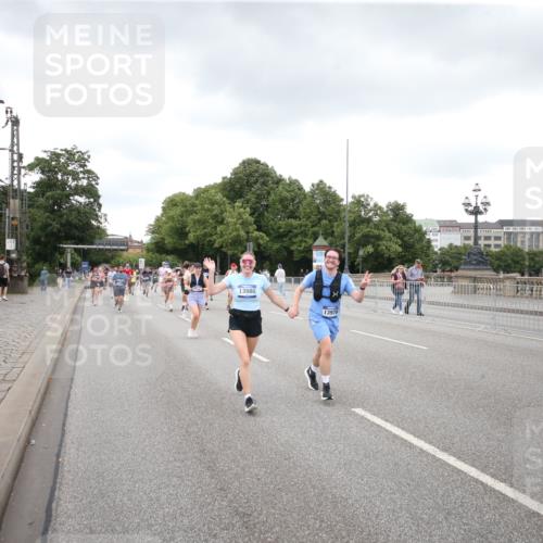 29.06.2025 - hella hamburg halbmarathon Jannik Wohlers http://msf.ph/oto/8158797 29.06.2025 10:54:36 Lombardsbrücke 2452, 2566, 3002, 3274, 4191, 4192, 5392, 5500, 5727, 6395, 6396, 6839, 6944, 7238, 8186, 9596, 10109, 10686, 11226, 11737, 11788, 11908, 12147, 12148, 12240, 13283, 13548, 13944, 13945, 13979, 13980, 14515, 14651, 14752, 16057, 16432, 16433, 16637, 16664, 16665, 17090, 18372 meine-sportfotos.de