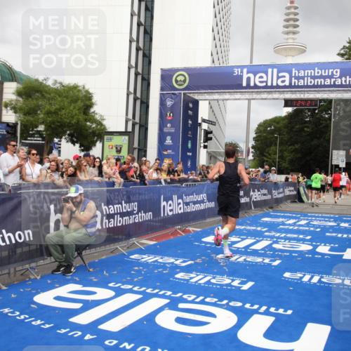 29.06.2025 - hella hamburg halbmarathon Michael Strokosch http://msf.ph/oto/8158799 29.06.2025 10:24:25 Ziel 5612, 18695 meine-sportfotos.de