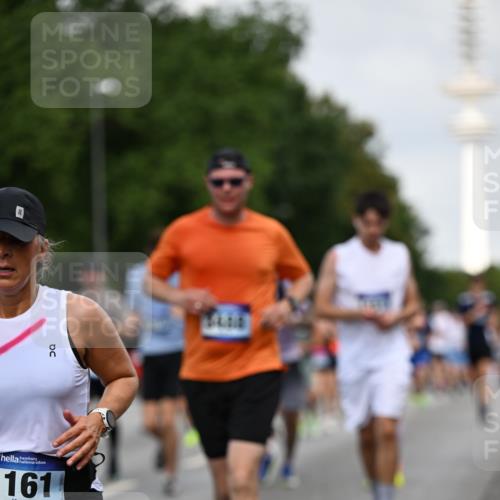 29.06.2025 - hella hamburg halbmarathon Dr. Thomas Lammeyer http://msf.ph/oto/8158815 29.06.2025 10:08:25 Kennedybrücke 1032, 1161, 1355, 1367, 1377, 1674, 2979, 3413, 3488, 4488, 4904, 4951, 5354, 5363, 5365, 5976, 6706, 6709, 7485, 9526, 10756, 10962 meine-sportfotos.de