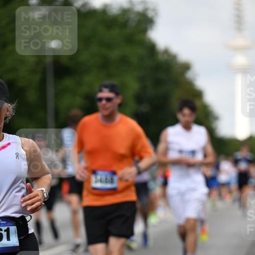 29.06.2025 - hella hamburg halbmarathon Dr. Thomas Lammeyer http://msf.ph/oto/8158822 29.06.2025 10:08:25 Kennedybrücke 1032, 1161, 1355, 1367, 1377, 1674, 2979, 3413, 3488, 4488, 4904, 4951, 5354, 5363, 5365, 5976, 6706, 6709, 7485, 9526, 10756, 10962 meine-sportfotos.de