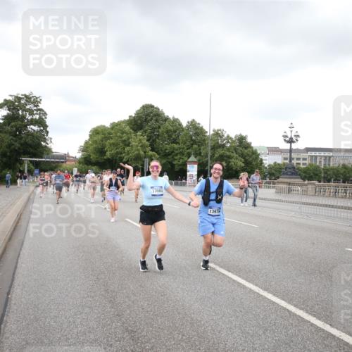 29.06.2025 - hella hamburg halbmarathon Jannik Wohlers http://msf.ph/oto/8158842 29.06.2025 10:54:36 Lombardsbrücke 2452, 2566, 3002, 3274, 4191, 4192, 5392, 5500, 5727, 6395, 6396, 6839, 6944, 7238, 8186, 9596, 10109, 10686, 11226, 11737, 11788, 11908, 12147, 12148, 12240, 13283, 13548, 13944, 13945, 13979, 13980, 14515, 14651, 14752, 16057, 16432, 16433, 16637, 16664, 16665, 17090, 18372 meine-sportfotos.de