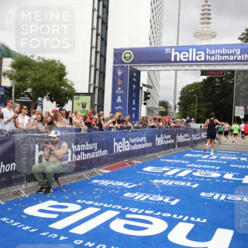 29.06.2025 - hella hamburg halbmarathon Michael Strokosch http://msf.ph/oto/8158868 29.06.2025 10:24:27 Ziel 18695 meine-sportfotos.de