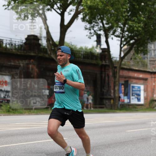 29.06.2025 - hella hamburg halbmarathon Yannick Fuchs http://msf.ph/oto/8158879 29.06.2025 10:19:21 20KM 2459, 5301, 6816, 7331, 7963, 9269, 10234, 10780, 11194, 12360, 13440, 14753, 17614, 18569, 19041 meine-sportfotos.de