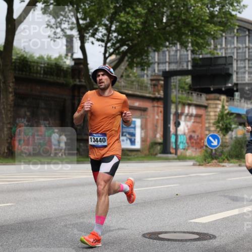 29.06.2025 - hella hamburg halbmarathon Yannick Fuchs http://msf.ph/oto/8158898 29.06.2025 10:19:22 20KM 2459, 5301, 6816, 7331, 7963, 9269, 10234, 10780, 11194, 12360, 13440, 14753, 17614, 18569, 19041 meine-sportfotos.de
