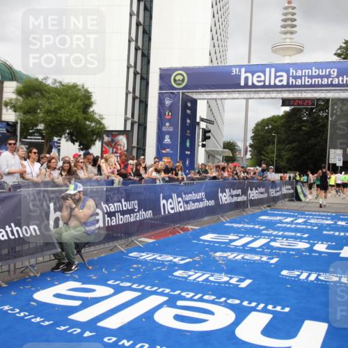 29.06.2025 - hella hamburg halbmarathon Michael Strokosch http://msf.ph/oto/8158917 29.06.2025 10:24:29 Ziel 18695 meine-sportfotos.de