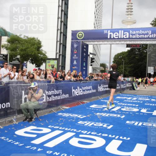 29.06.2025 - hella hamburg halbmarathon Michael Strokosch http://msf.ph/oto/8158937 29.06.2025 10:24:35 Ziel 7855 meine-sportfotos.de