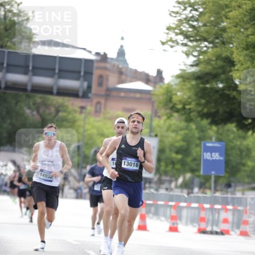 29.06.2025 - hella hamburg halbmarathon Jannik Wohlers http://msf.ph/oto/8158938 29.06.2025 09:38:57 Lombardsbrücke 4524, 13016, 14188, 16548, 18694, 19072 meine-sportfotos.de