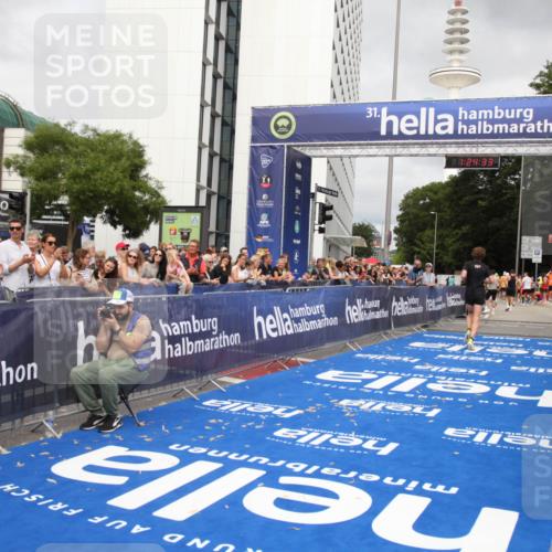 29.06.2025 - hella hamburg halbmarathon Michael Strokosch http://msf.ph/oto/8158967 29.06.2025 10:24:37 Ziel 7855, 14506 meine-sportfotos.de