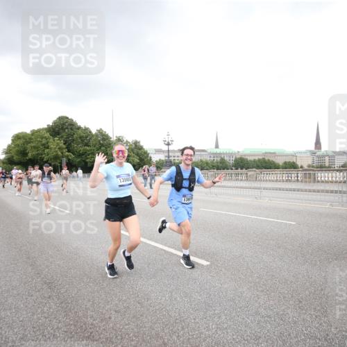 29.06.2025 - hella hamburg halbmarathon Jannik Wohlers http://msf.ph/oto/8158985 29.06.2025 10:54:37 Lombardsbrücke 1013, 2090, 2452, 3002, 3274, 4191, 4192, 5392, 5727, 6395, 6396, 6839, 6944, 7238, 9596, 10109, 10686, 11737, 11788, 11908, 12147, 12148, 12240, 13548, 13944, 13945, 13979, 13980, 14515, 14651, 14752, 15782, 16057, 16432, 16433, 16637, 16664, 16665, 17090, 18372 meine-sportfotos.de