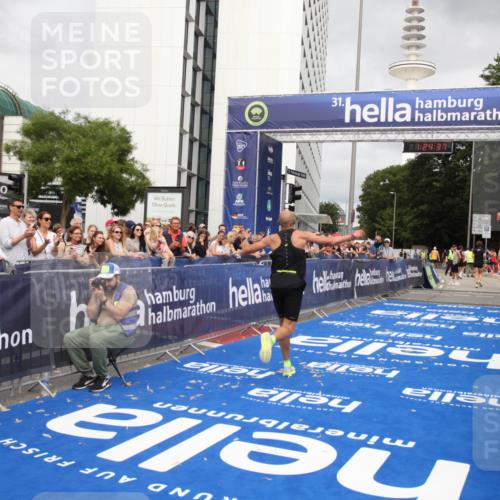 29.06.2025 - hella hamburg halbmarathon Michael Strokosch http://msf.ph/oto/8158991 29.06.2025 10:24:41 Ziel 2892, 14506 meine-sportfotos.de