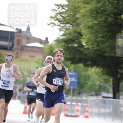 29.06.2025 - hella hamburg halbmarathon Jannik Wohlers http://msf.ph/oto/8158993 29.06.2025 09:38:58 Lombardsbrücke 4524, 13016, 14188, 14932, 16548, 18694, 19072 meine-sportfotos.de