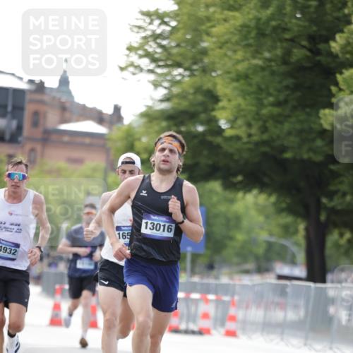 29.06.2025 - hella hamburg halbmarathon Jannik Wohlers http://msf.ph/oto/8159012 29.06.2025 09:38:58 Lombardsbrücke 4524, 13016, 14188, 14932, 16548, 18694, 19072 meine-sportfotos.de