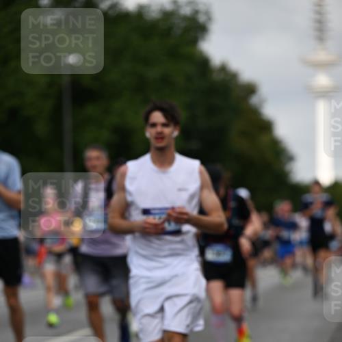 29.06.2025 - hella hamburg halbmarathon Dr. Thomas Lammeyer http://msf.ph/oto/8159014 29.06.2025 10:08:26 Kennedybrücke 1032, 1161, 1355, 1367, 1377, 1674, 2979, 3413, 3488, 4488, 4904, 4951, 5354, 5363, 5365, 5976, 6706, 6709, 7485, 9526, 10213, 10756, 10962 meine-sportfotos.de