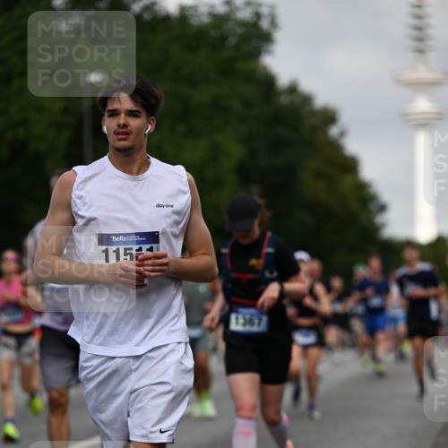 29.06.2025 - hella hamburg halbmarathon Dr. Thomas Lammeyer http://msf.ph/oto/8159061 29.06.2025 10:08:27 Kennedybrücke 1032, 1161, 1355, 1367, 1377, 1674, 2979, 3413, 3488, 4488, 4904, 4951, 5354, 5363, 5365, 5976, 6706, 6709, 7485, 9526, 10213, 10756, 10962 meine-sportfotos.de