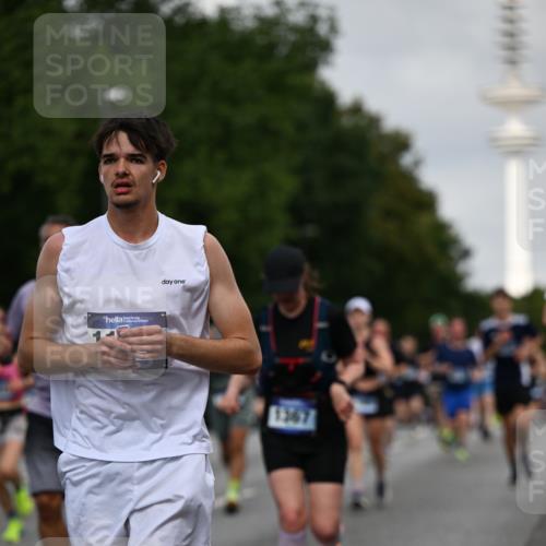 29.06.2025 - hella hamburg halbmarathon Dr. Thomas Lammeyer http://msf.ph/oto/8159070 29.06.2025 10:08:27 Kennedybrücke 1032, 1161, 1355, 1367, 1377, 1674, 2979, 3413, 3488, 4488, 4904, 4951, 5354, 5363, 5365, 5976, 6706, 6709, 7485, 9526, 10213, 10756, 10962 meine-sportfotos.de