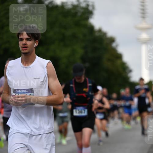 29.06.2025 - hella hamburg halbmarathon Dr. Thomas Lammeyer http://msf.ph/oto/8159082 29.06.2025 10:08:27 Kennedybrücke 1032, 1161, 1355, 1367, 1377, 1674, 2979, 3413, 3488, 4488, 4904, 4951, 5354, 5363, 5365, 5976, 6706, 6709, 7485, 9526, 10213, 10756, 10962 meine-sportfotos.de
