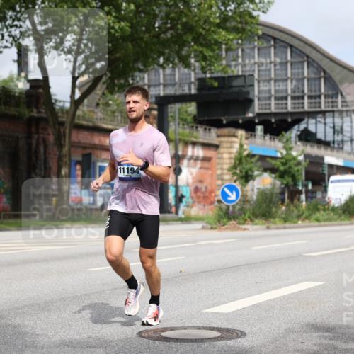 29.06.2025 - hella hamburg halbmarathon Yannick Fuchs http://msf.ph/oto/8159086 29.06.2025 10:19:30 20KM 2459, 6816, 7331, 7855, 9269, 10234, 11194, 11678, 12360, 14753, 17614, 18569, 19041 meine-sportfotos.de