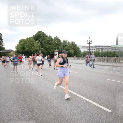 29.06.2025 - hella hamburg halbmarathon Jannik Wohlers http://msf.ph/oto/8159095 29.06.2025 10:54:39 Lombardsbrücke 1013, 2090, 2452, 3002, 3274, 4191, 4192, 5392, 5727, 6395, 6396, 6839, 6944, 7238, 7766, 8403, 9596, 10109, 10458, 10686, 11737, 11788, 11908, 12147, 12148, 13548, 13979, 13980, 14515, 14651, 14752, 15581, 15782, 16057, 16432, 16433, 16637, 16664, 16665, 17090, 18372 meine-sportfotos.de