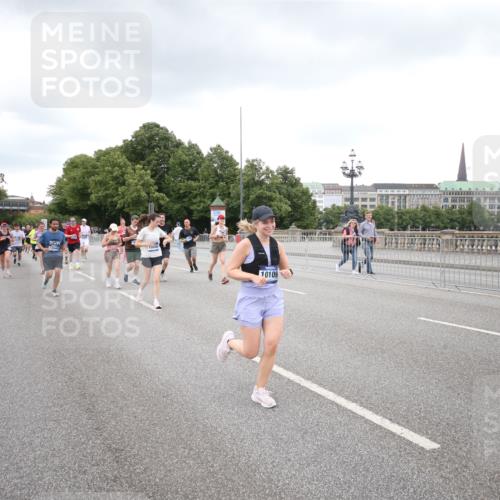 29.06.2025 - hella hamburg halbmarathon Jannik Wohlers http://msf.ph/oto/8159105 29.06.2025 10:54:39 Lombardsbrücke 1013, 2090, 2452, 3002, 3274, 4191, 4192, 5392, 5727, 6395, 6396, 6839, 6944, 7238, 7766, 8403, 9596, 10109, 10458, 10686, 11737, 11788, 11908, 12147, 12148, 13548, 13979, 13980, 14515, 14651, 14752, 15581, 15782, 16057, 16432, 16433, 16637, 16664, 16665, 17090, 18372 meine-sportfotos.de