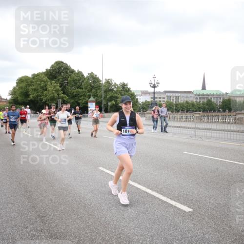 29.06.2025 - hella hamburg halbmarathon Jannik Wohlers http://msf.ph/oto/8159129 29.06.2025 10:54:39 Lombardsbrücke 1013, 2090, 2452, 3002, 3274, 4191, 4192, 5392, 5727, 6395, 6396, 6839, 6944, 7238, 7766, 8403, 9596, 10109, 10458, 10686, 11737, 11788, 11908, 12147, 12148, 13548, 13979, 13980, 14515, 14651, 14752, 15581, 15782, 16057, 16432, 16433, 16637, 16664, 16665, 17090, 18372 meine-sportfotos.de