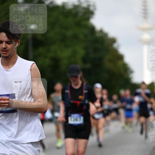 29.06.2025 - hella hamburg halbmarathon Dr. Thomas Lammeyer http://msf.ph/oto/8159132 29.06.2025 10:08:28 Kennedybrücke 1032, 1161, 1355, 1367, 1377, 1674, 2979, 3413, 3488, 4488, 4904, 5354, 5363, 5365, 5976, 6706, 6709, 10213, 10756, 10962 meine-sportfotos.de