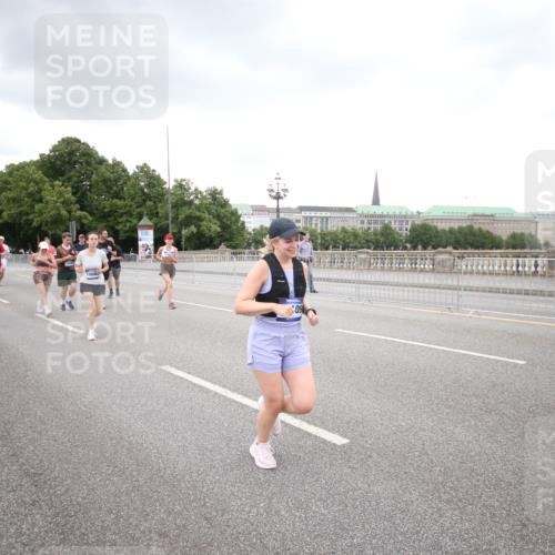 29.06.2025 - hella hamburg halbmarathon Jannik Wohlers http://msf.ph/oto/8159164 29.06.2025 10:54:39 Lombardsbrücke 1013, 2090, 2452, 3002, 3274, 4191, 4192, 5392, 5727, 6395, 6396, 6839, 6944, 7238, 7766, 8403, 9596, 10109, 10458, 10686, 11737, 11788, 11908, 12147, 12148, 13548, 13979, 13980, 14515, 14651, 14752, 15581, 15782, 16057, 16432, 16433, 16637, 16664, 16665, 17090, 18372 meine-sportfotos.de