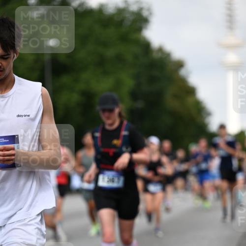 29.06.2025 - hella hamburg halbmarathon Dr. Thomas Lammeyer http://msf.ph/oto/8159177 29.06.2025 10:08:28 Kennedybrücke 1032, 1161, 1355, 1367, 1377, 1674, 2979, 3413, 3488, 4488, 4904, 5354, 5363, 5365, 5976, 6706, 6709, 10213, 10756, 10962 meine-sportfotos.de