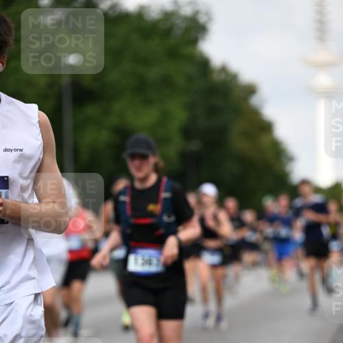 29.06.2025 - hella hamburg halbmarathon Dr. Thomas Lammeyer http://msf.ph/oto/8159210 29.06.2025 10:08:28 Kennedybrücke 1032, 1161, 1355, 1367, 1377, 1674, 2979, 3413, 3488, 4488, 4904, 5354, 5363, 5365, 5976, 6706, 6709, 10213, 10756, 10962 meine-sportfotos.de