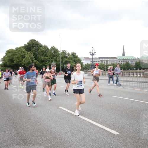 29.06.2025 - hella hamburg halbmarathon Jannik Wohlers http://msf.ph/oto/8159225 29.06.2025 10:54:40 Lombardsbrücke 1013, 2090, 2452, 3002, 3274, 4039, 4191, 4192, 5392, 5727, 6395, 6396, 6839, 6944, 7219, 7238, 7766, 8403, 8519, 9596, 10109, 10458, 10686, 11737, 11788, 11908, 12147, 12148, 13548, 13979, 13980, 14515, 14651, 14752, 15581, 15782, 15843, 16057, 16432, 16433, 16637, 16664, 16665, 17090, 18372, 19199 meine-sportfotos.de